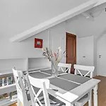 Lovely 2 Bedroom Apartment - Quiet Neighborhood