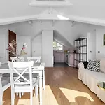 Lovely 2 Bedroom Apartment - Quiet Neighborhood