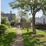 Lovely 2 Bedroom Apartment - Quiet Neighborhood