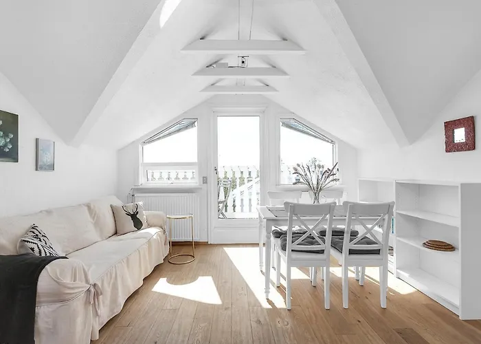 Lovely 2 Bedroom Apartment - Quiet Neighborhood