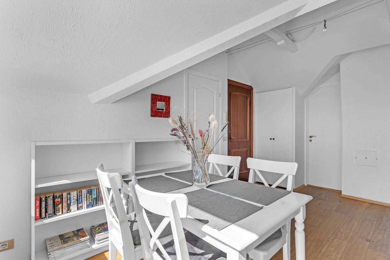 Lovely 2 Bedroom - Quiet Neighborhood *
