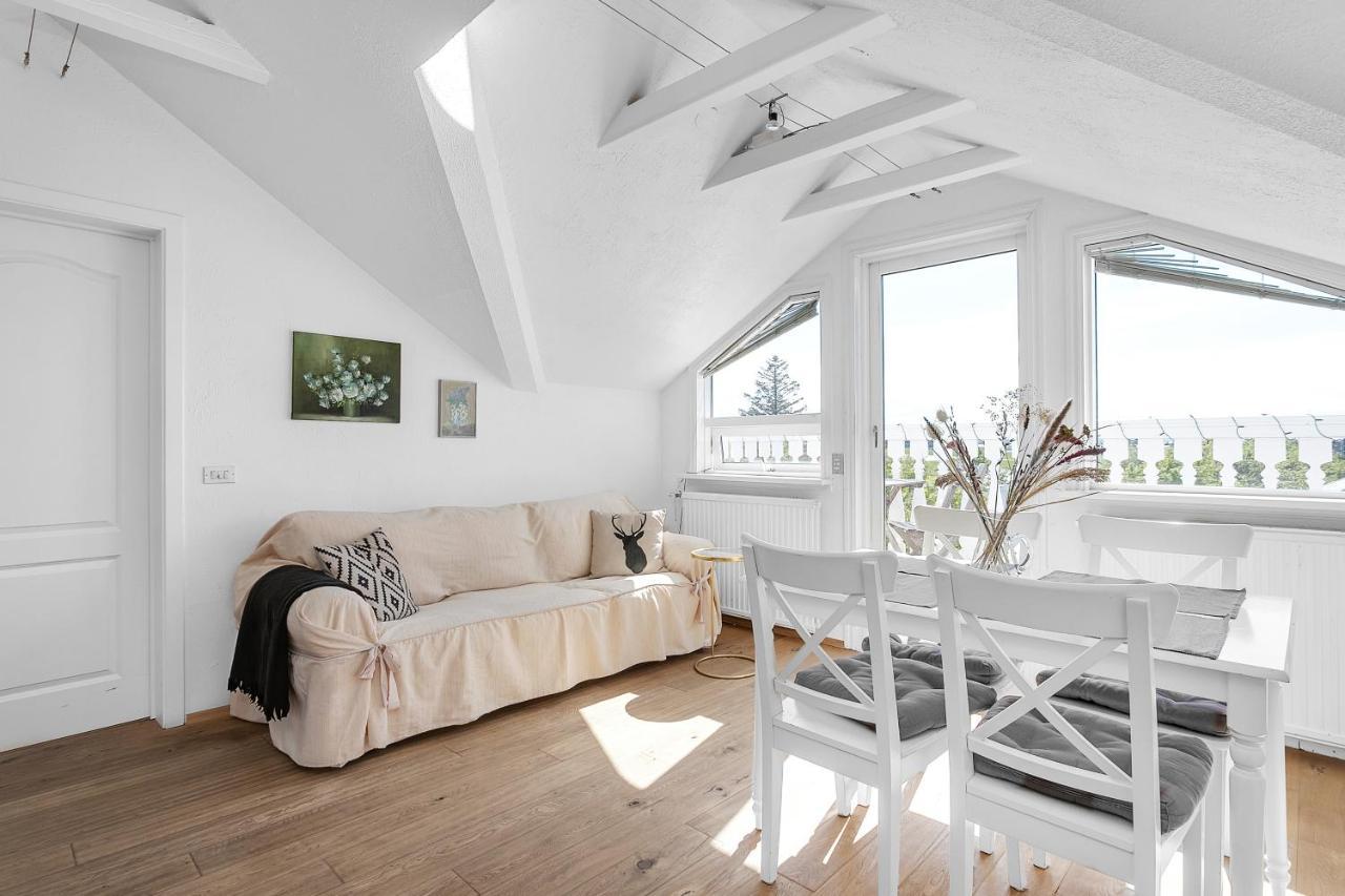 Lovely 2 Bedroom - Quiet Neighborhood Apartment *
