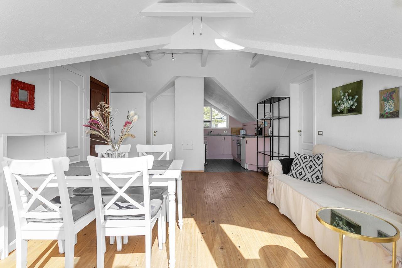 Lovely 2 Bedroom - Quiet Neighborhood Apartment *