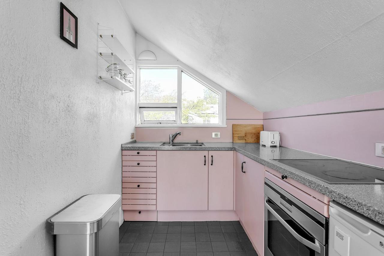 Lovely 2 Bedroom - Quiet Neighborhood *