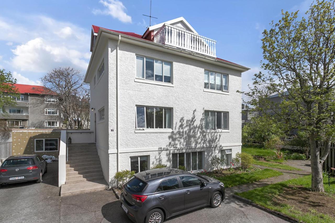 Lovely 2 Bedroom - Quiet Neighborhood *