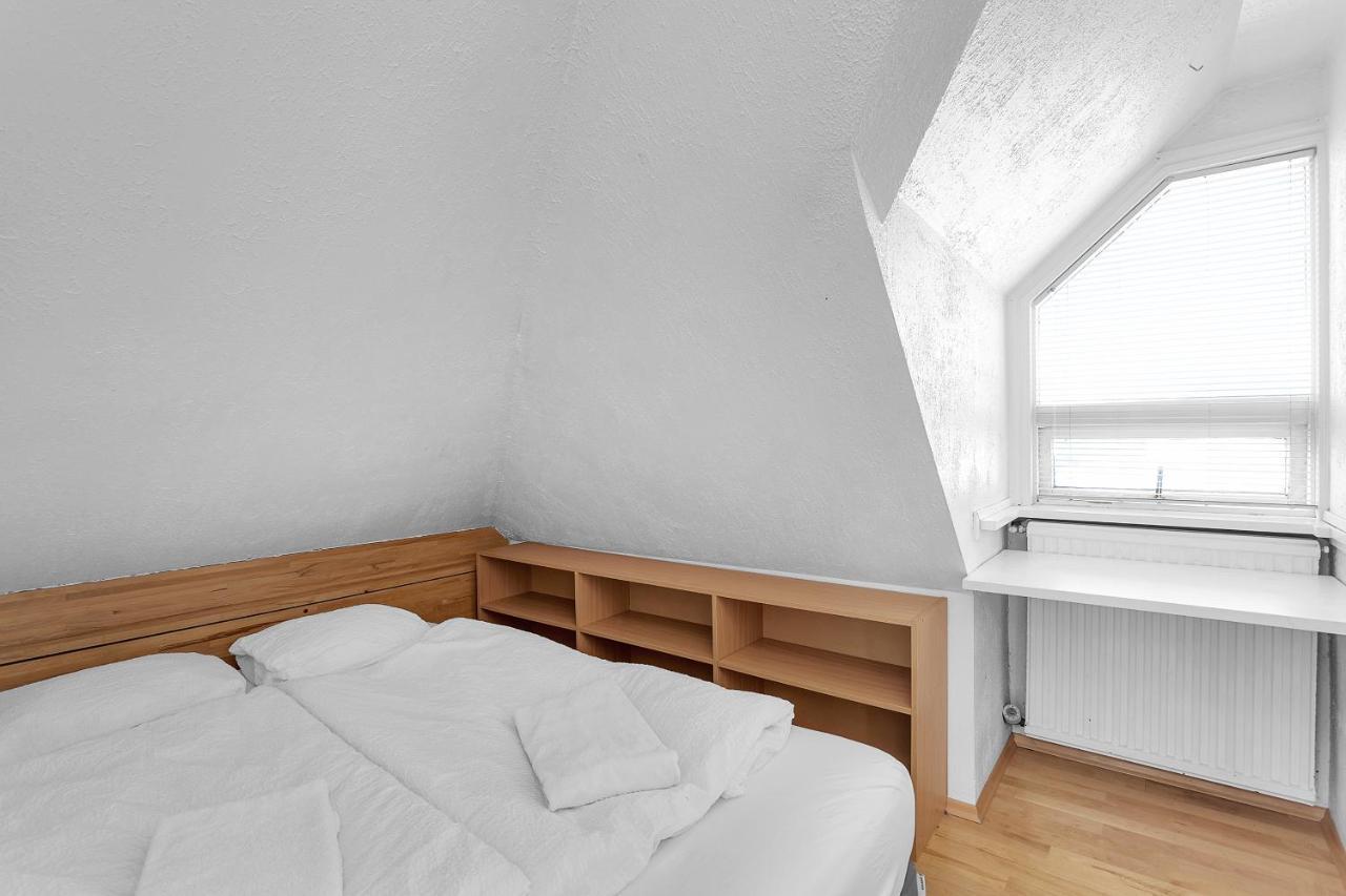 Lovely 2 Bedroom - Quiet Neighborhood *
